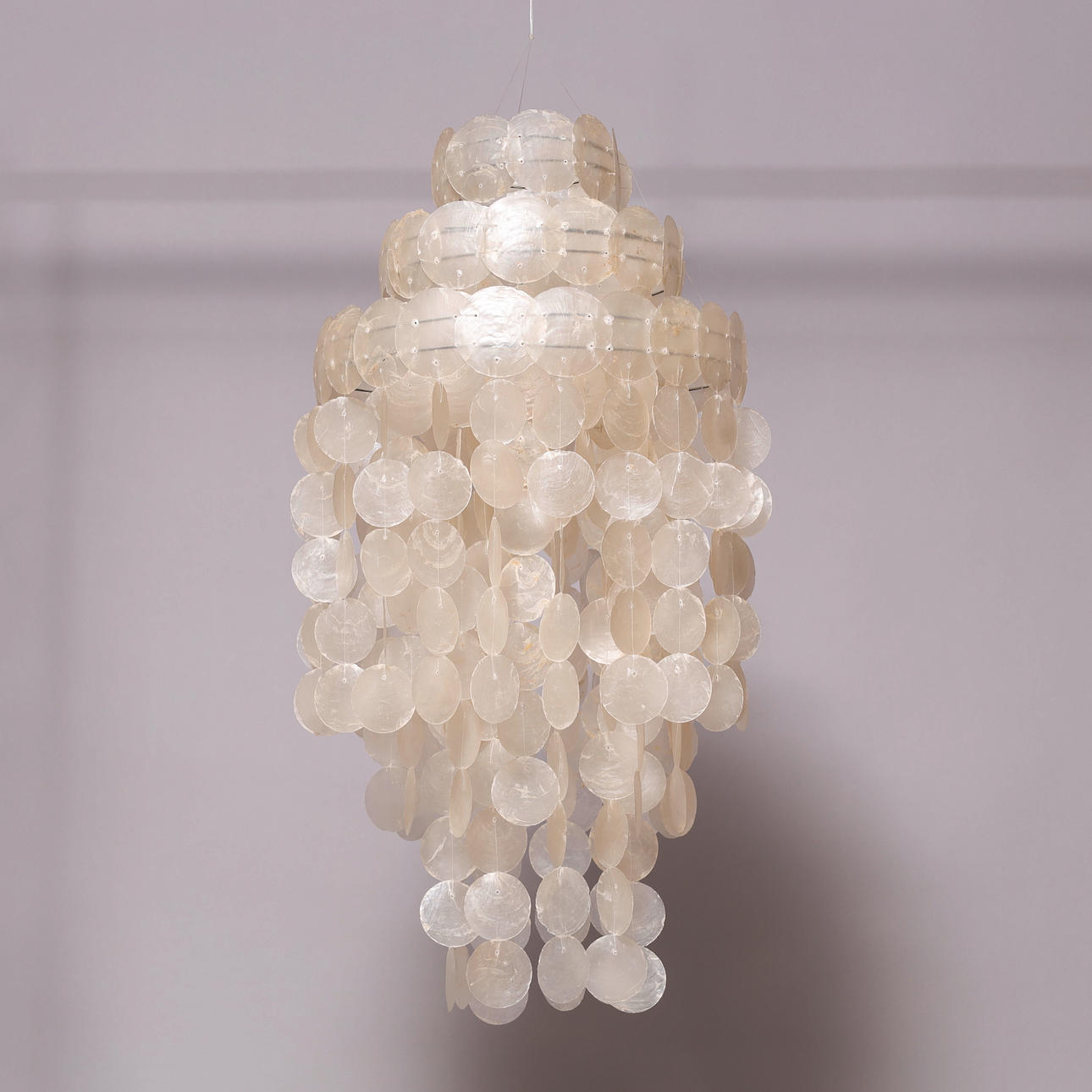 Loftslampe af Capiz perlemors skaller.