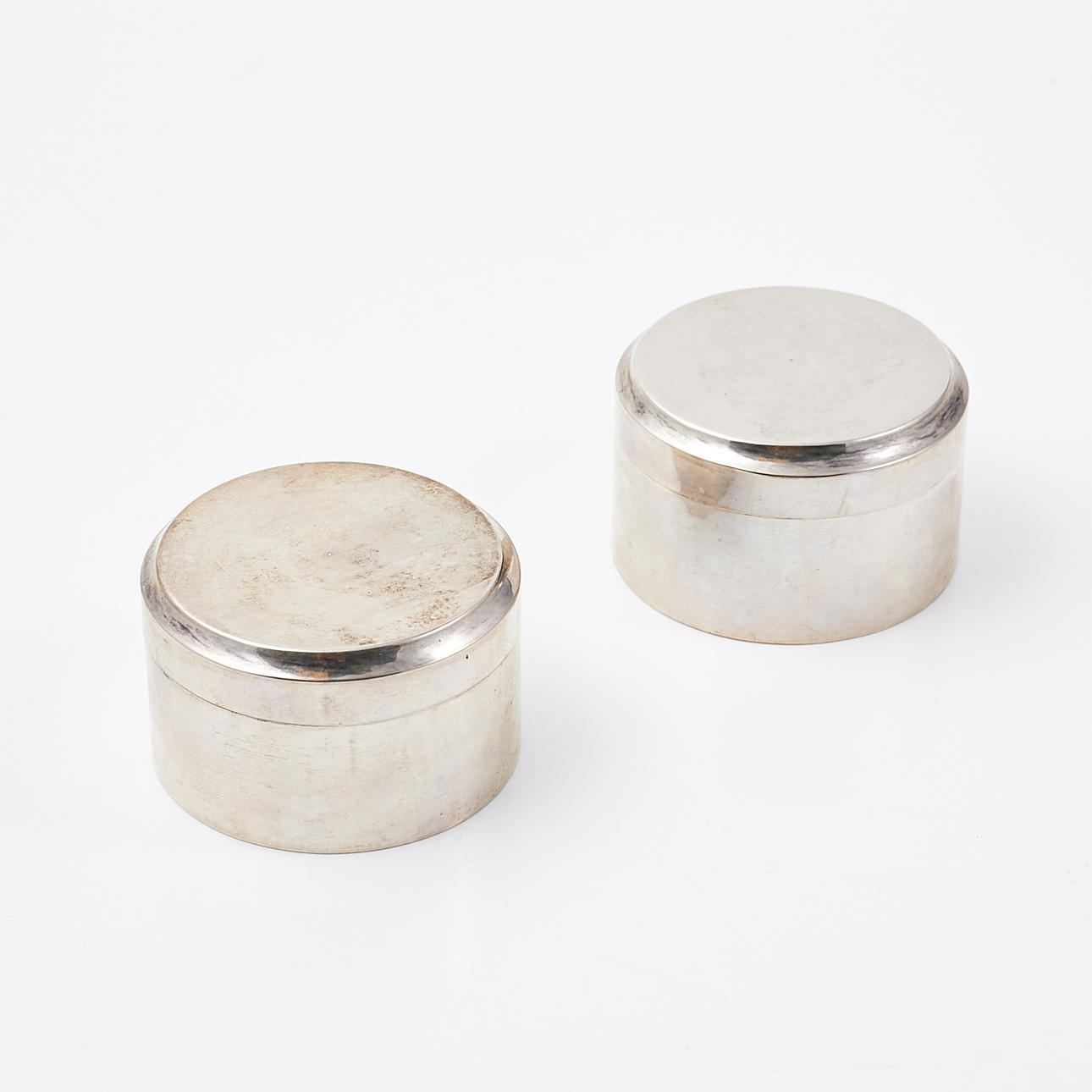 DOSSIER. A pair of silver Anders Lindblom, Jönköping, 1843, cover with faceted edge.