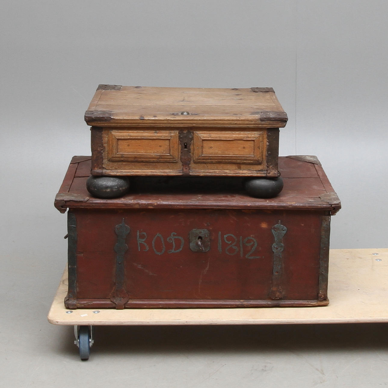 KISTOR, 2 st, allmoge, varav en daterad 1812.