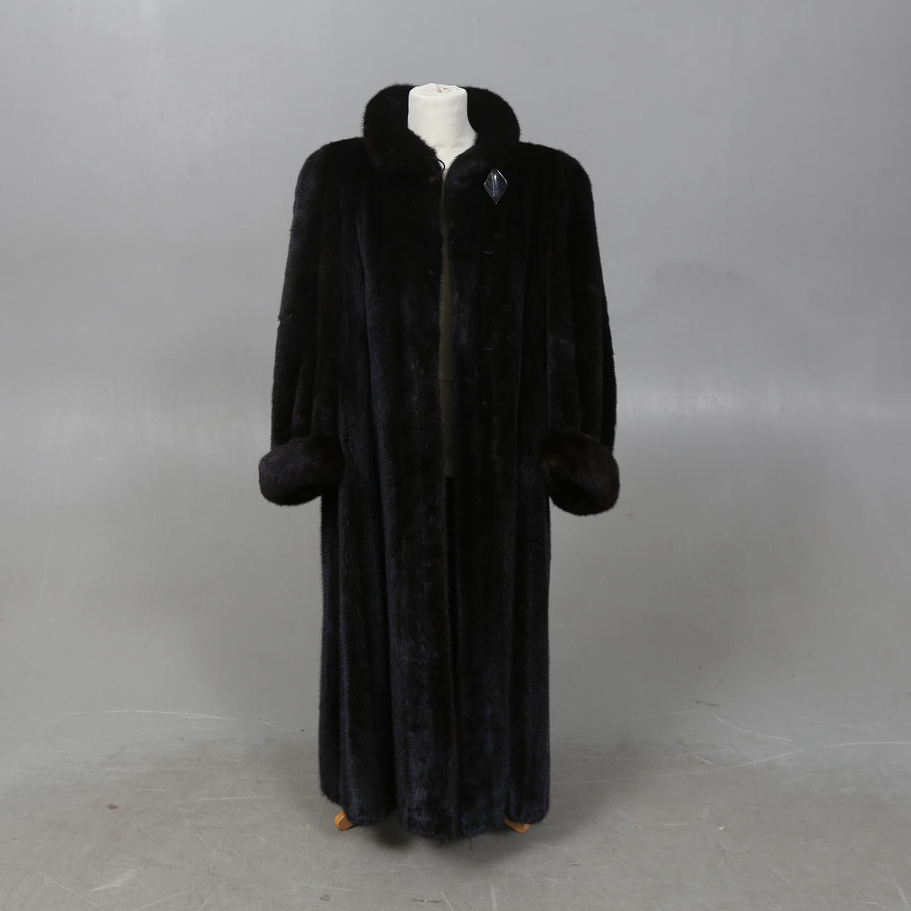 PELZMANTEL, Saga Mink.