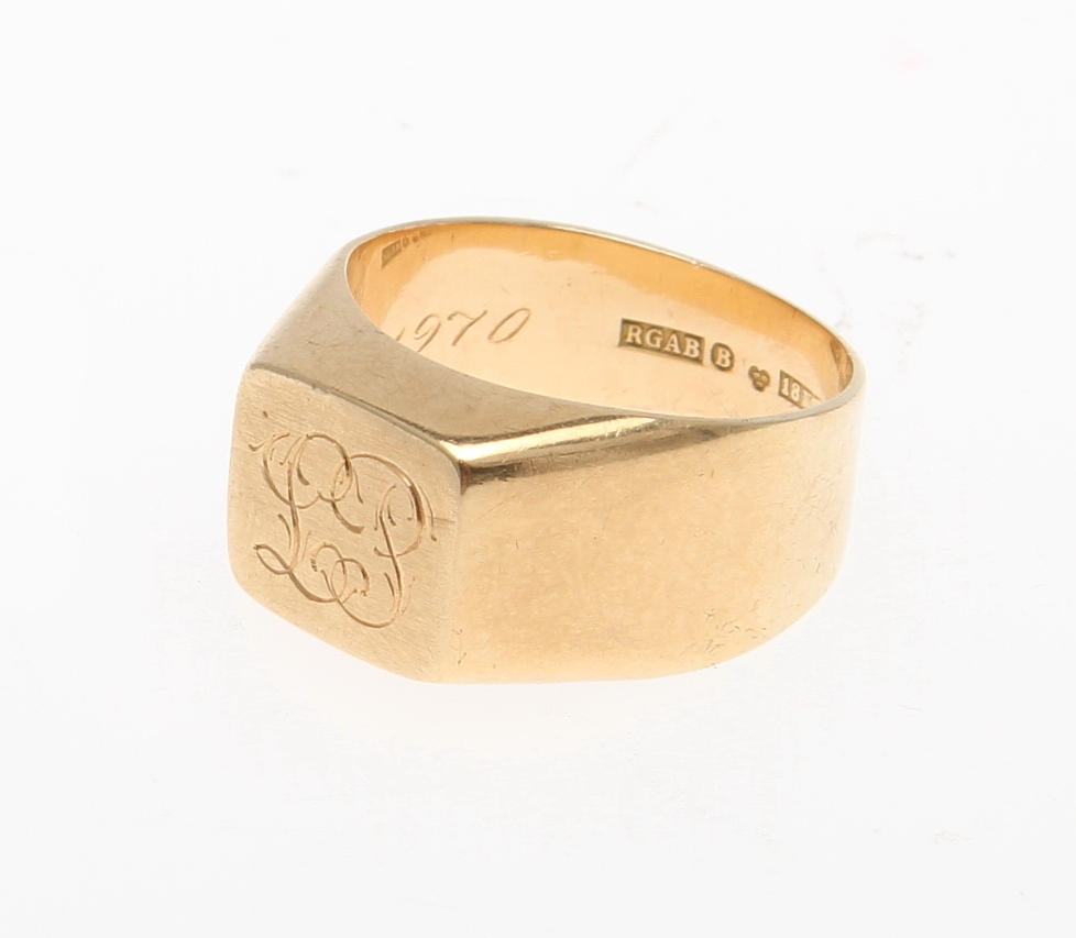 RING, 18K guld. Vikt 6,9 gram.