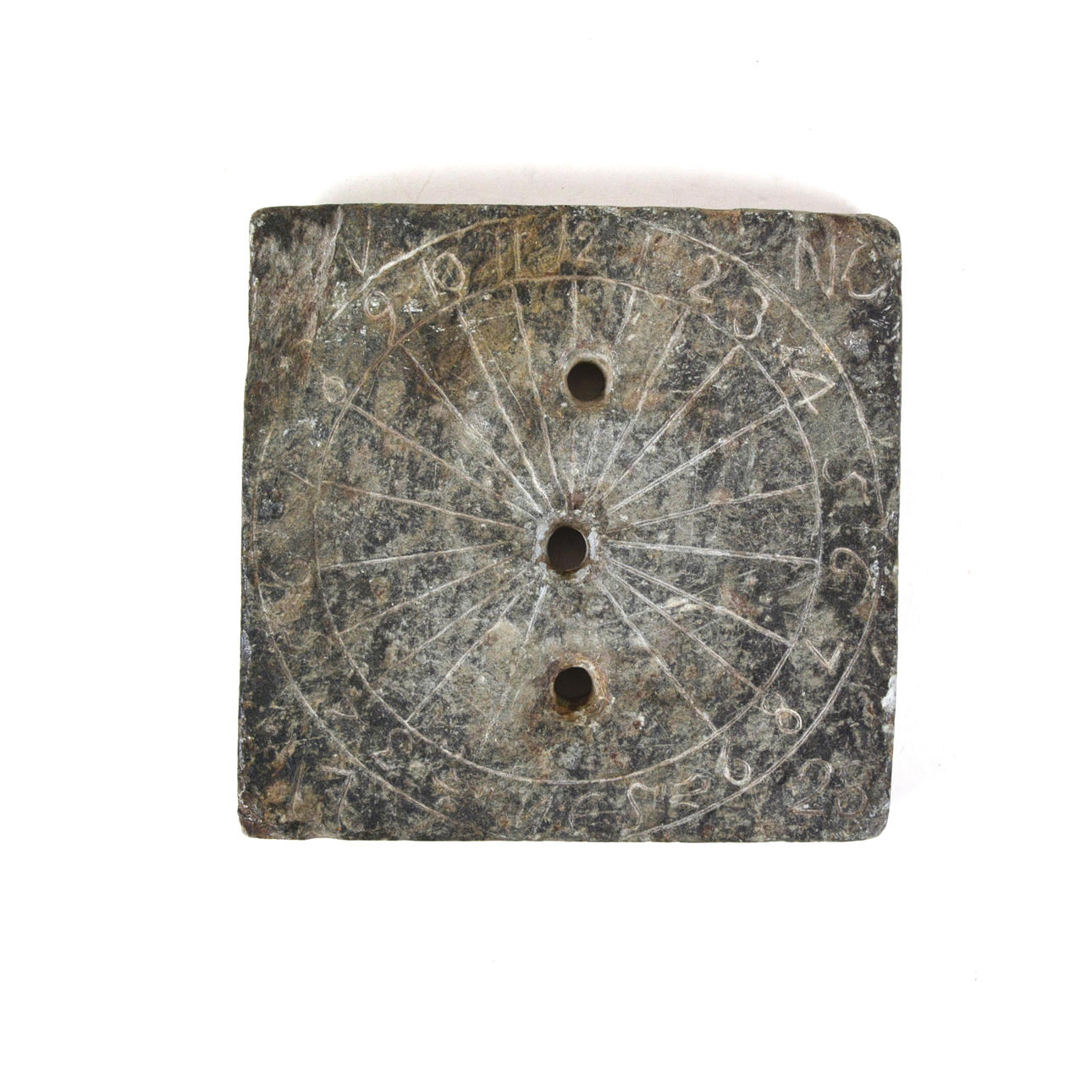 Sonnenuhr, Stein, datiert 1728.