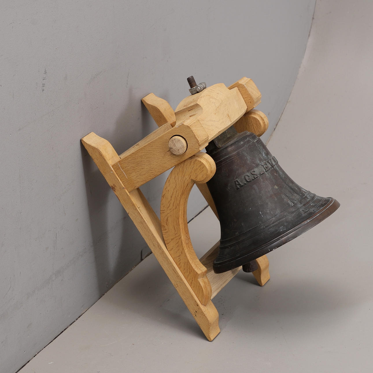 Una campana de bronce, 1881.