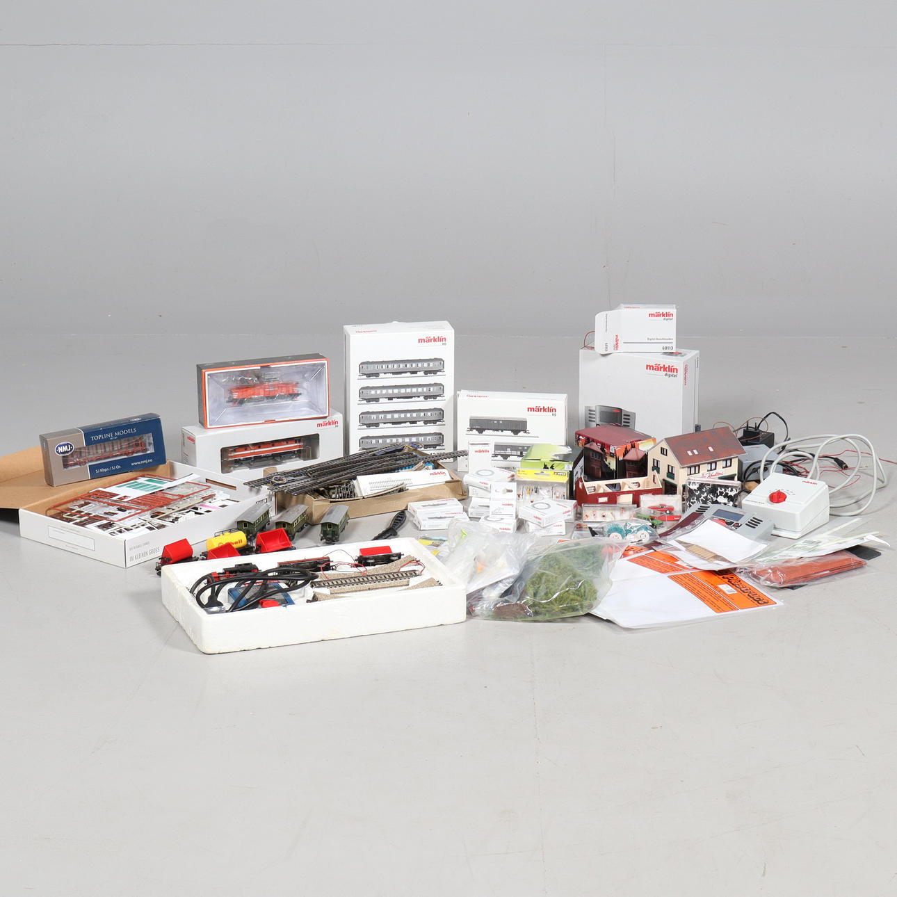 LOT OF RAILWAY PARTS, including Märklin.