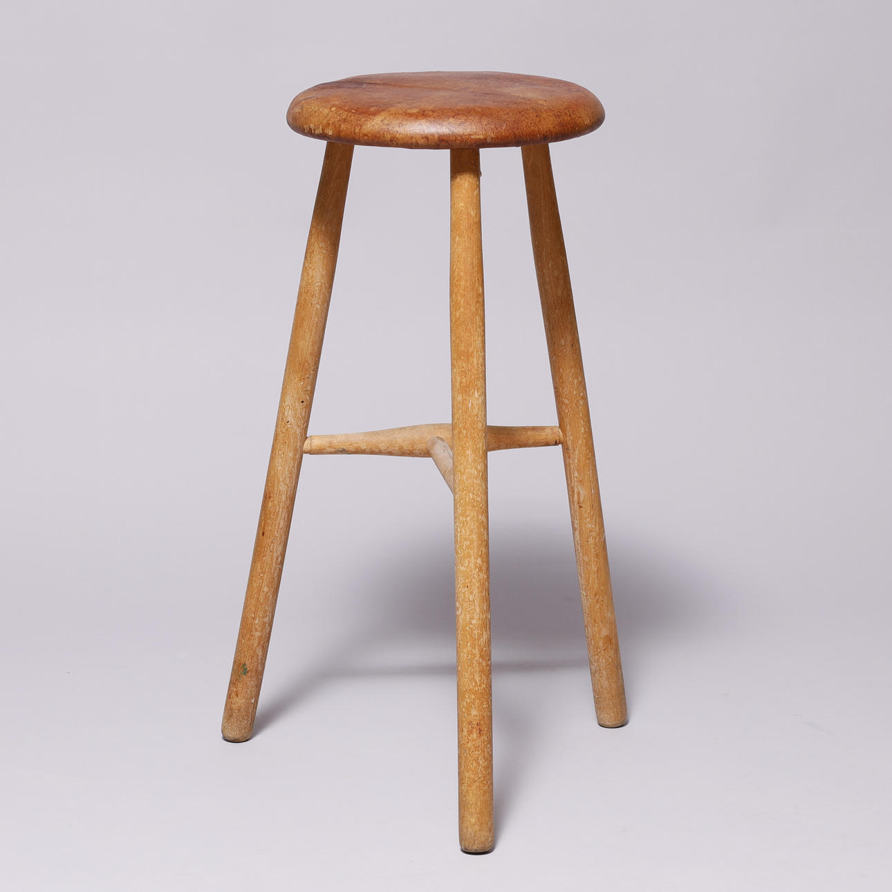 Høj taburet af bøg, 'Niger' skind. Danmark 1900 tallet.