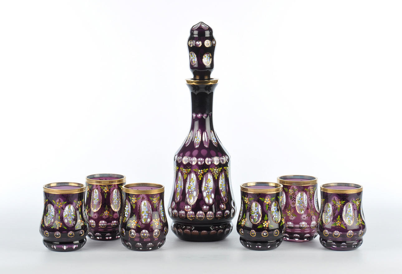 WEINKARAFFE MIT GLÄSERN. Ametist färgat glas med blommig emalj målning och guld.