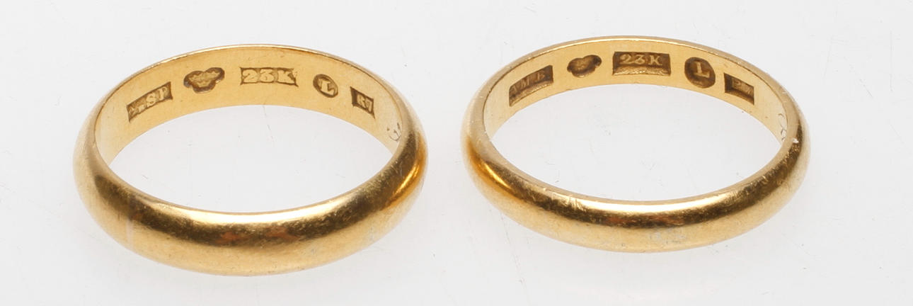 RINGAR, 2 st, guld 23k, vikt ca. 13,7 gram.