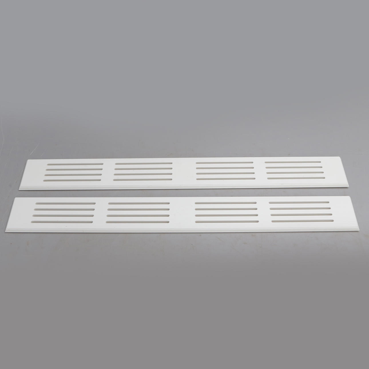 Et sæt af 2 moderne vindueskarme.