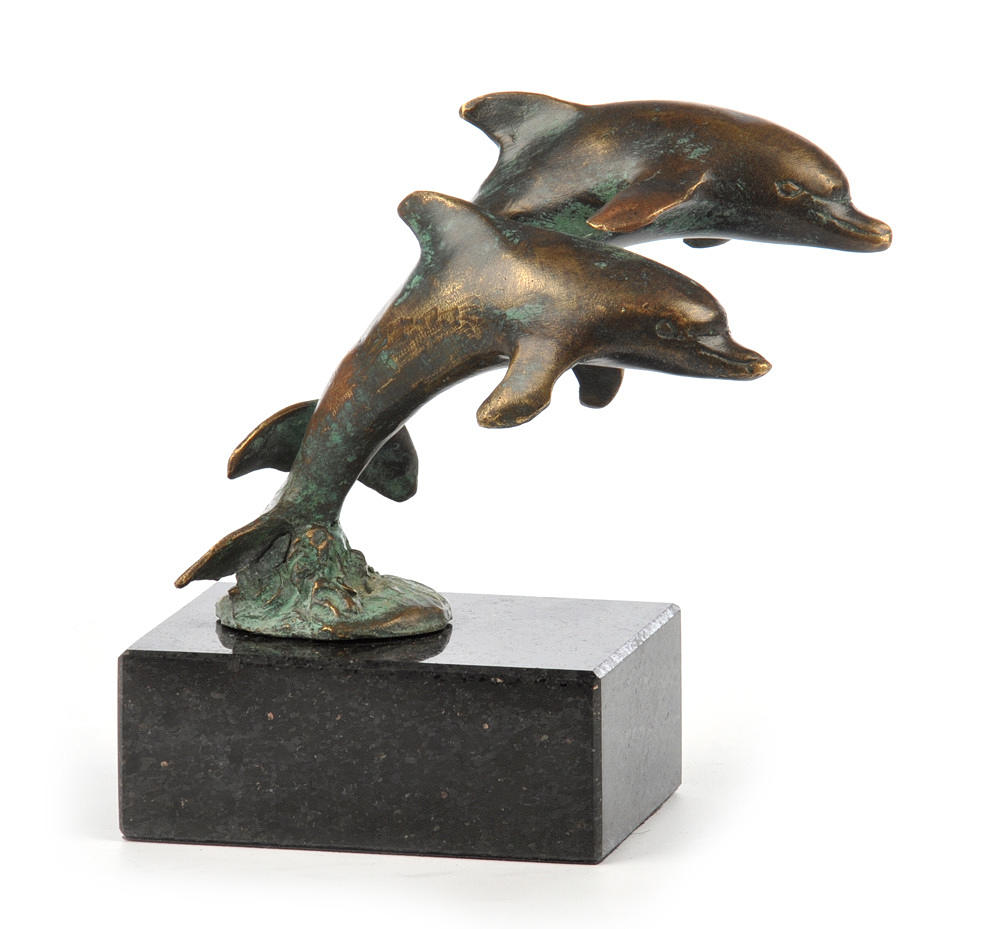 SPRINGENDE DELPHINE. Bronsfigur på marmorbas.