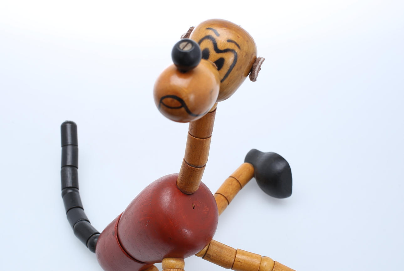 FIGUR, trähund 1900-tal bemålat teak möjligen Kay Bojesen.