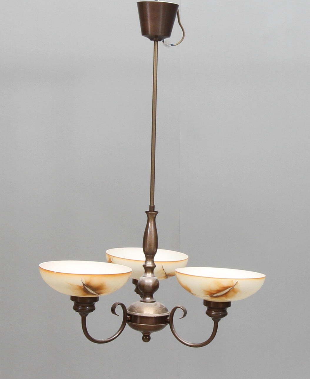 TAKLAMPA, 1900-tal. Höjd ca 76 cm.