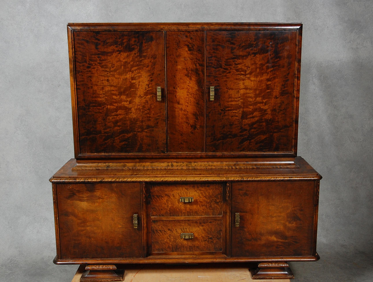 SKÅP, Art Deco, Danmark, 1920-tal med handttag i brons.