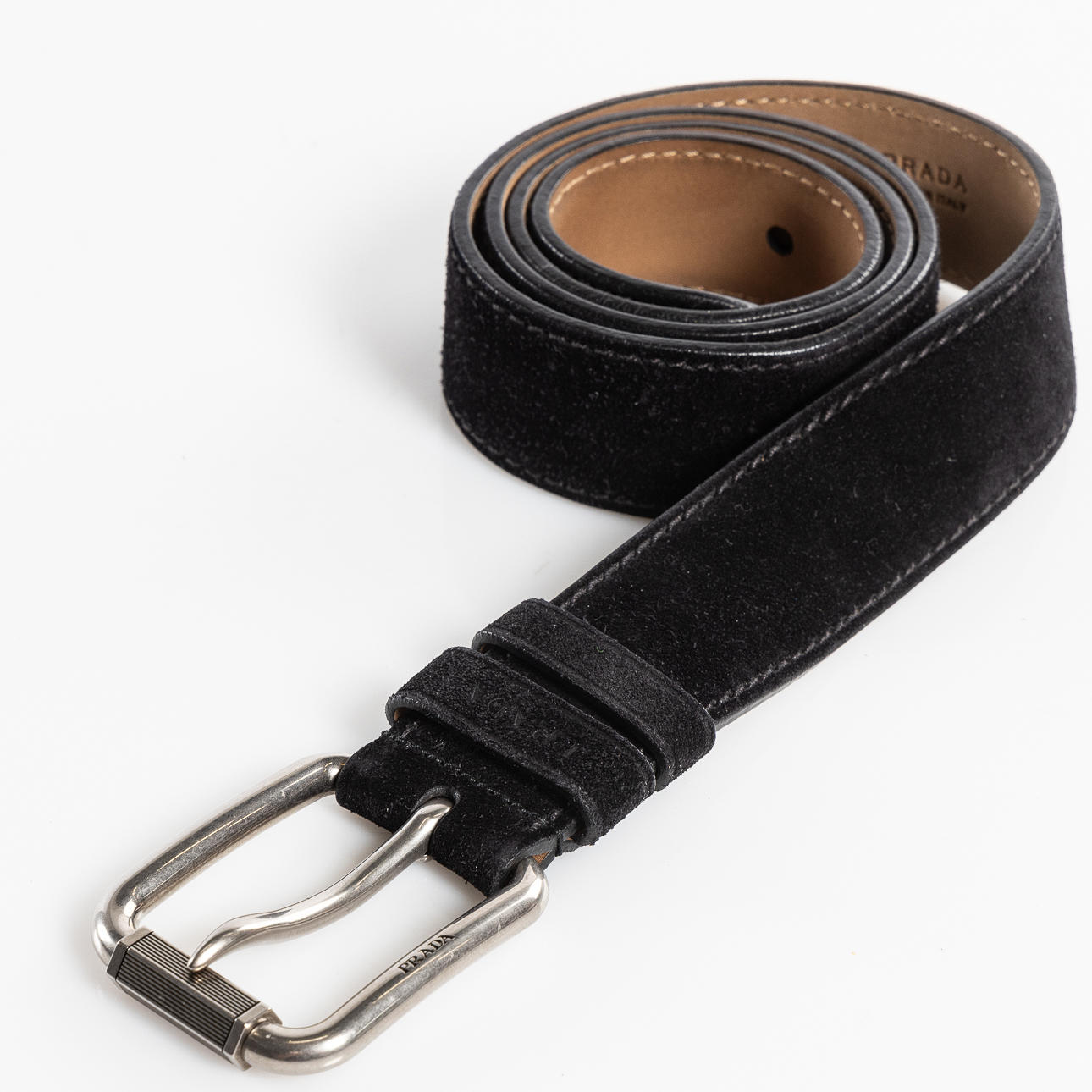 PRADA, Bälte för herr, i svart mocka.