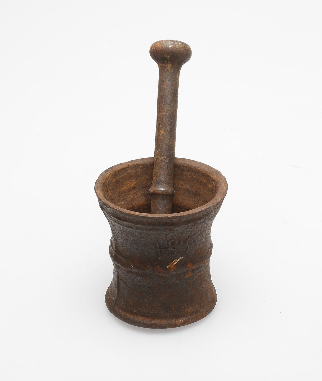 MORTEL MED STÖT, järn, Huseby bruk, 1700-tal.