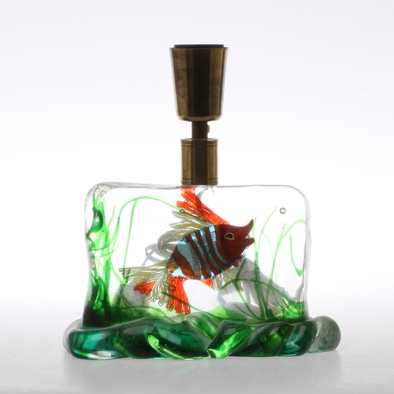 BORDSLAMPA, glasblock med fisk, 1900-tal.