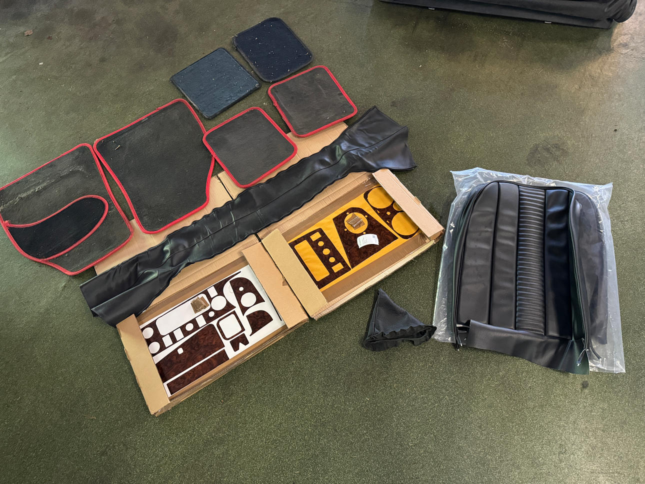 MG, modelo Midget, varias piezas para decoración de interiores.