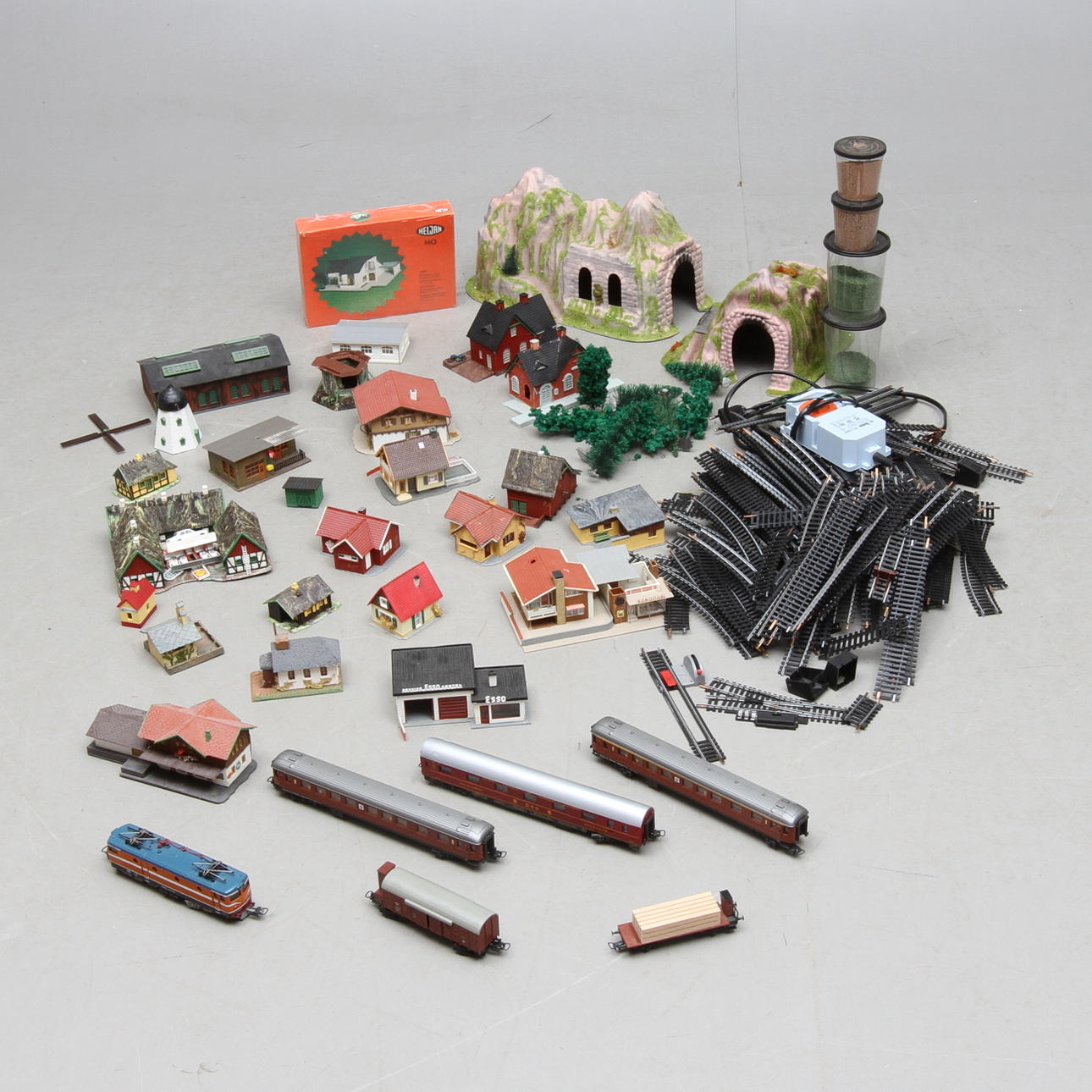 MODELLTÅG LIMA svenska Rc-loket, 5 vagnar, räls, trafo och ett stort antal byggnader olika fabrikat.