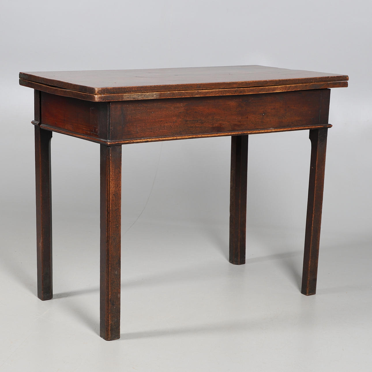 UNA MESA DE TÉ DE CAOBA GEORGE III.