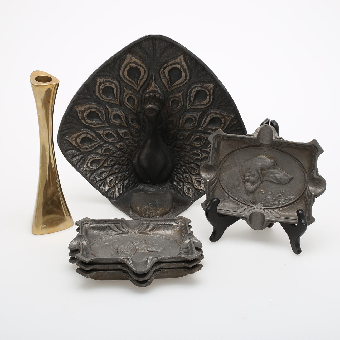 BORDS/VÄGGLJUSSTAKE, Sven Gjutare Målerås samt 4 fat och ljusstake Eskilstuna.