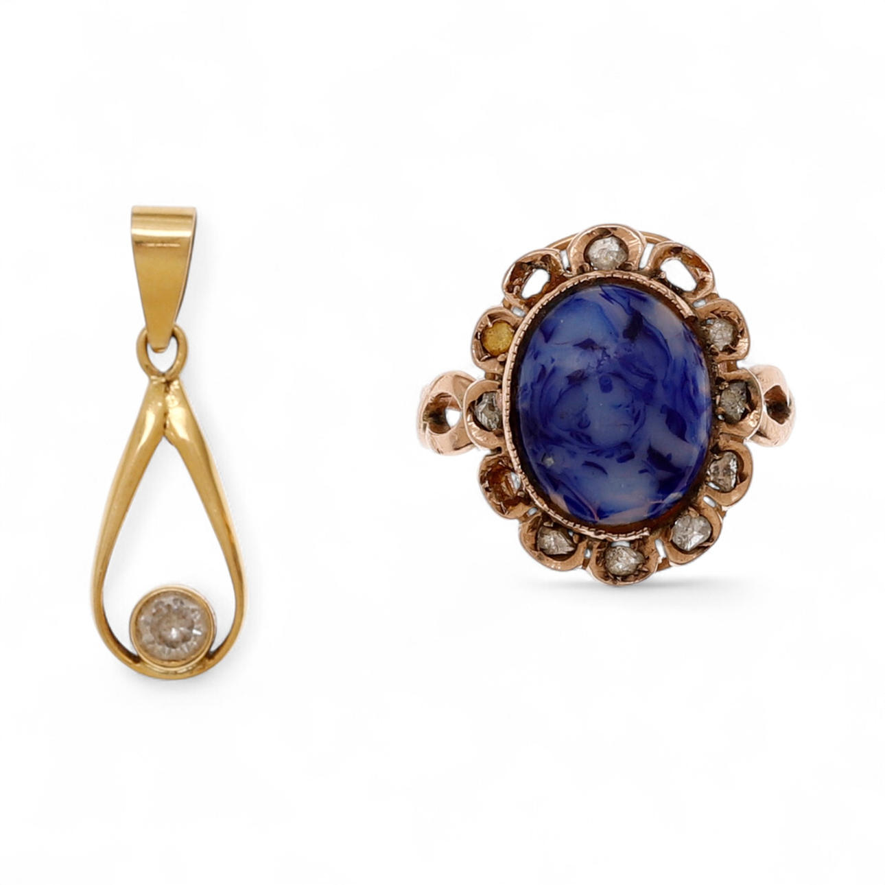 Sortija y colgante en oro.