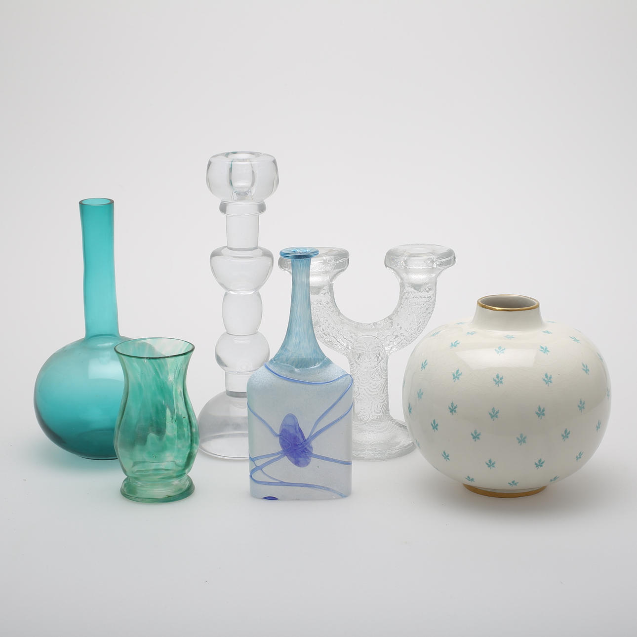 LJUSSTAKAR, 2 st, VASER, 4 st, glas och porslin, bl.a Bertil Vallien signerad.