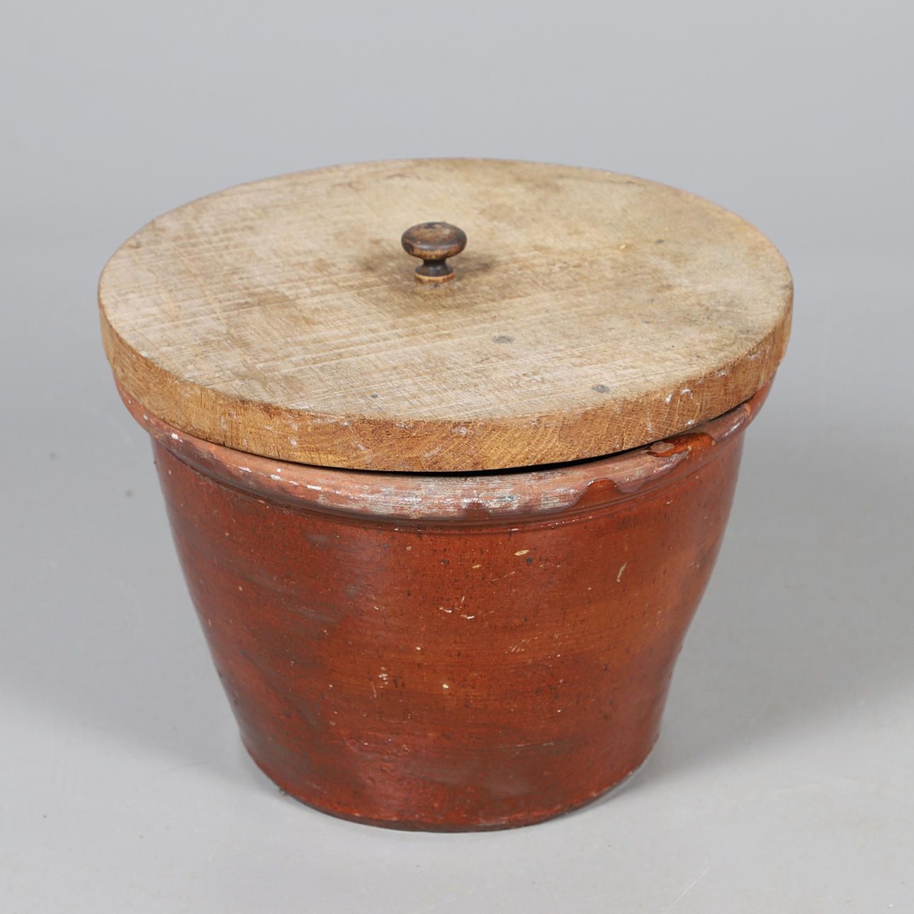 EIN KERAMISCHER EIERTOPF MIT HOLZDECKEL.