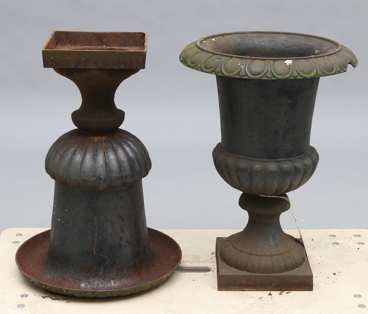 TRÄDGÅRDSURNOR, ett par, 1900-tal.