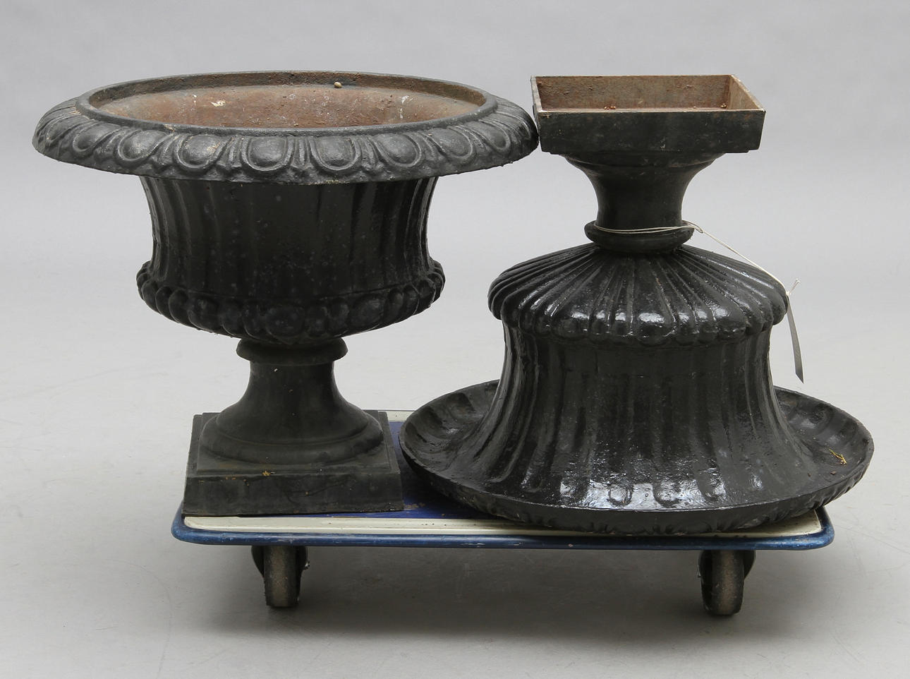 TRÄDGÅRDSURNOR, ett par, 1900-tal.