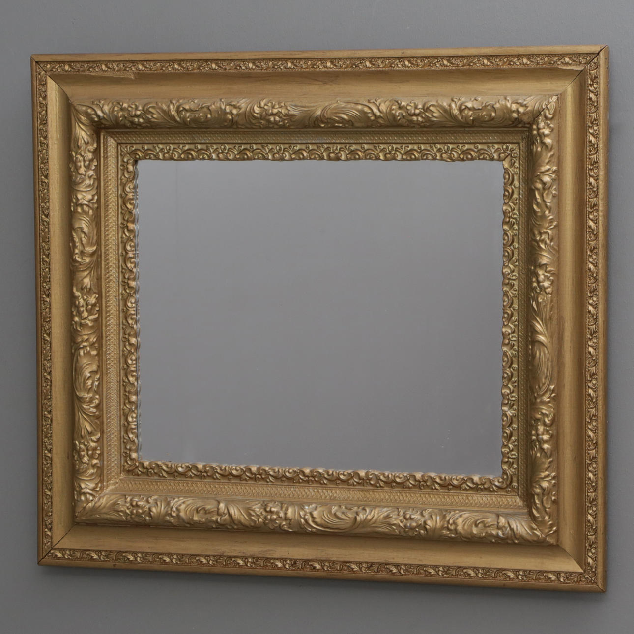 Ein Spiegel, Jahrhundertwende 1900.