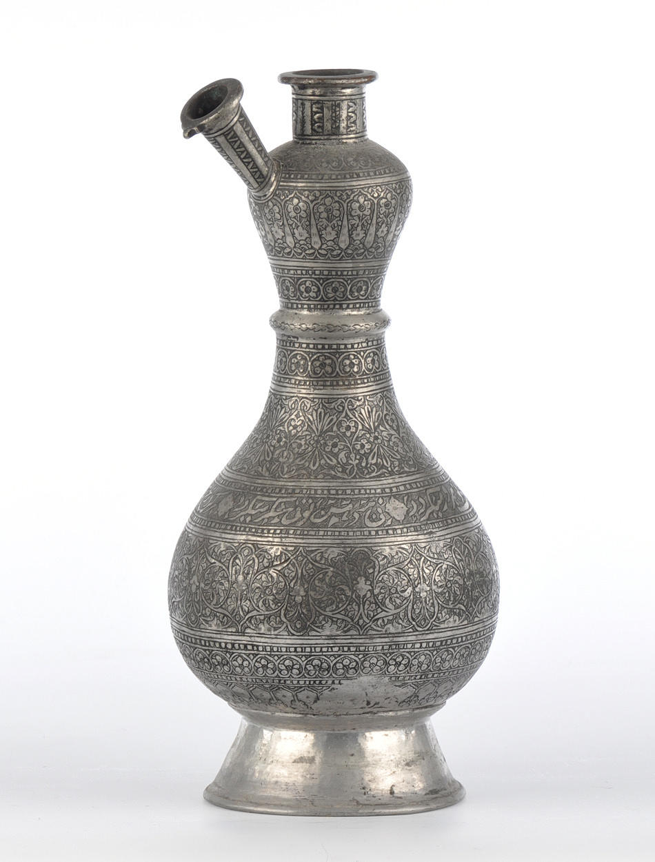 ZISELIERTE SCHENKKANNE. Arabiska, ottomanska, orientalisk design.