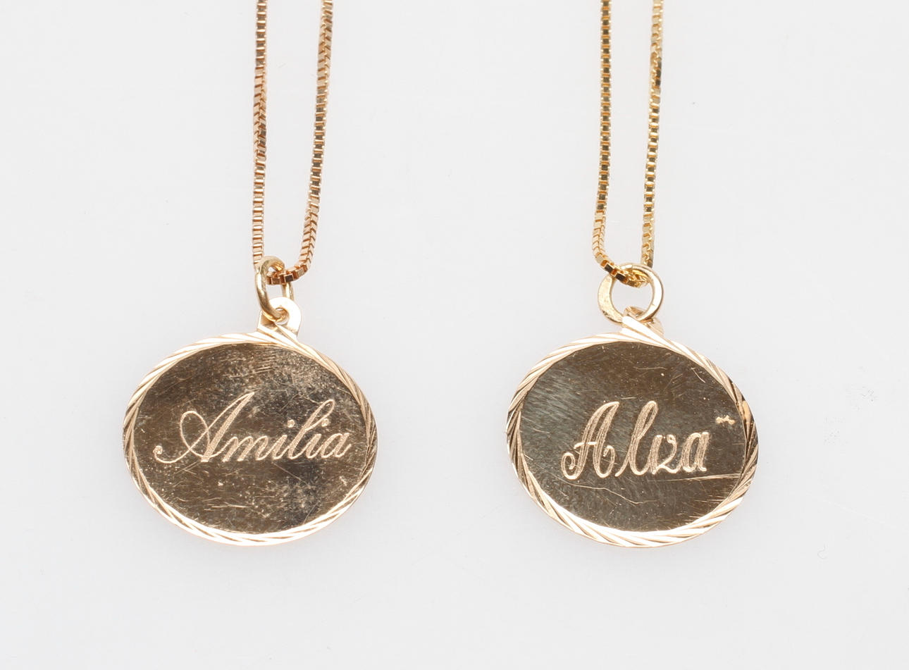 HALSKEDJOR 2 st samt 2 st HÄNGEN, 18k guld, vikt ca 7,4 gr.