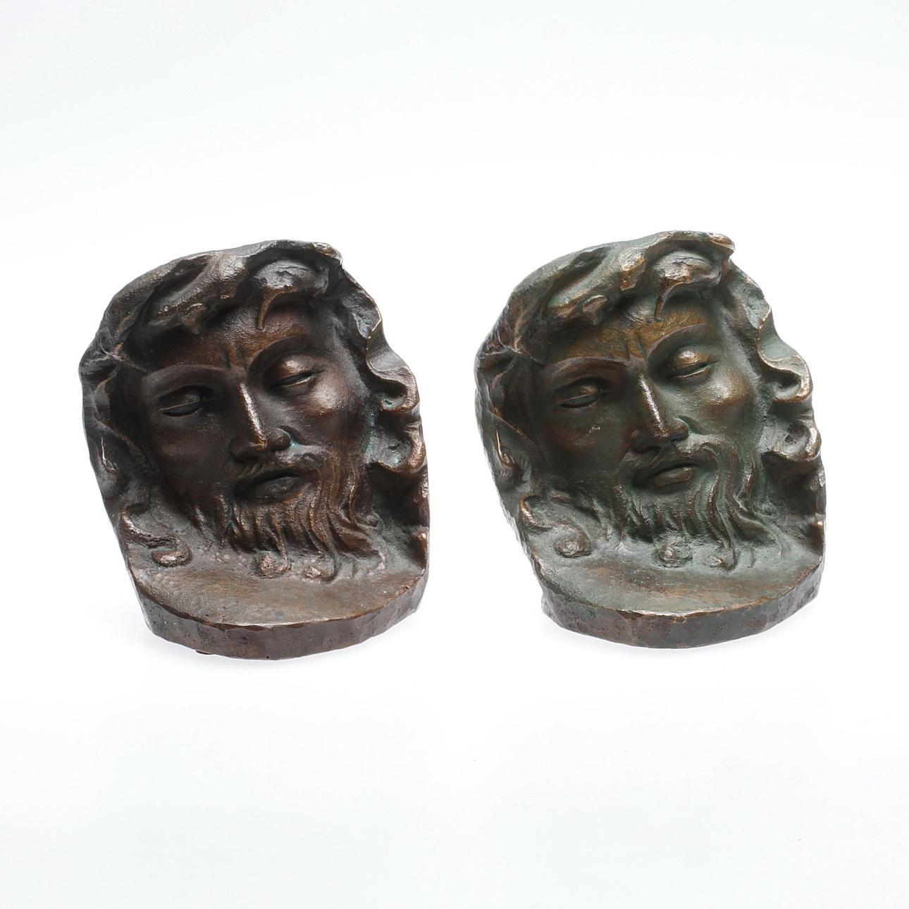 OIDENTIFIERAD KONSTNÄR. BOKSTÖD, ett par, brons, otydligt signerade.