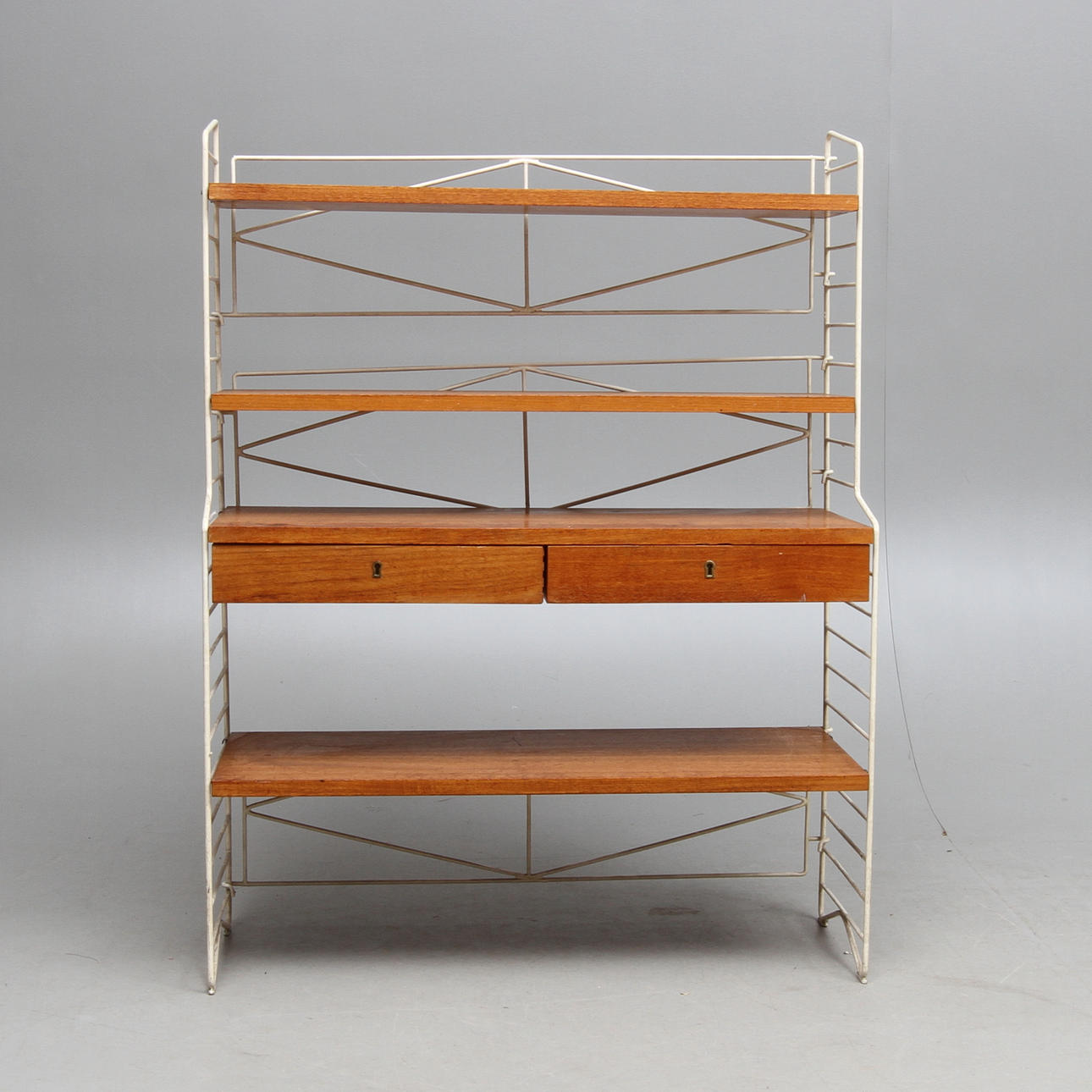 HYLLA, "String", hyllplan delvis etikettmärkta, 1900-tal.