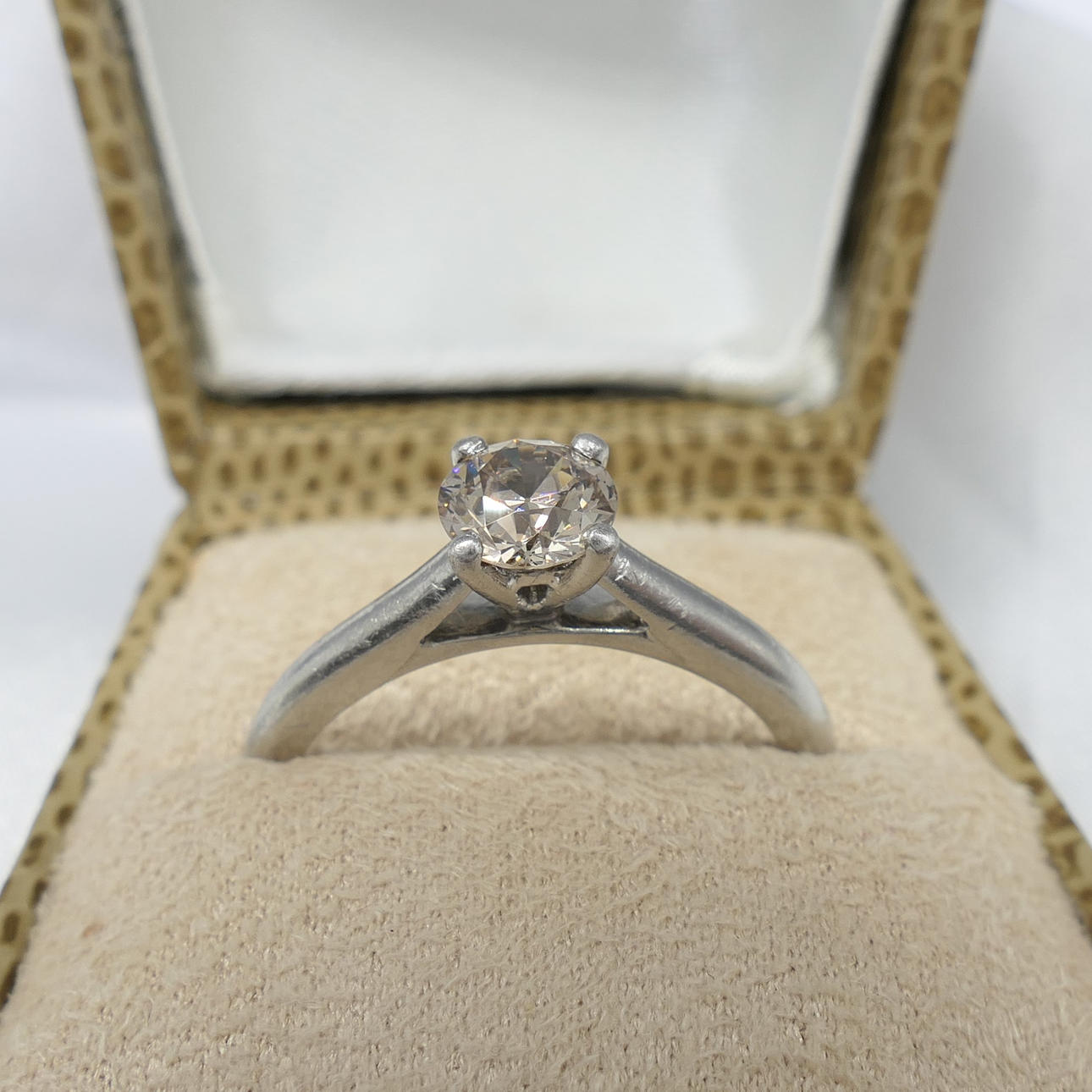 0,94CT DIAMANT solitärring.