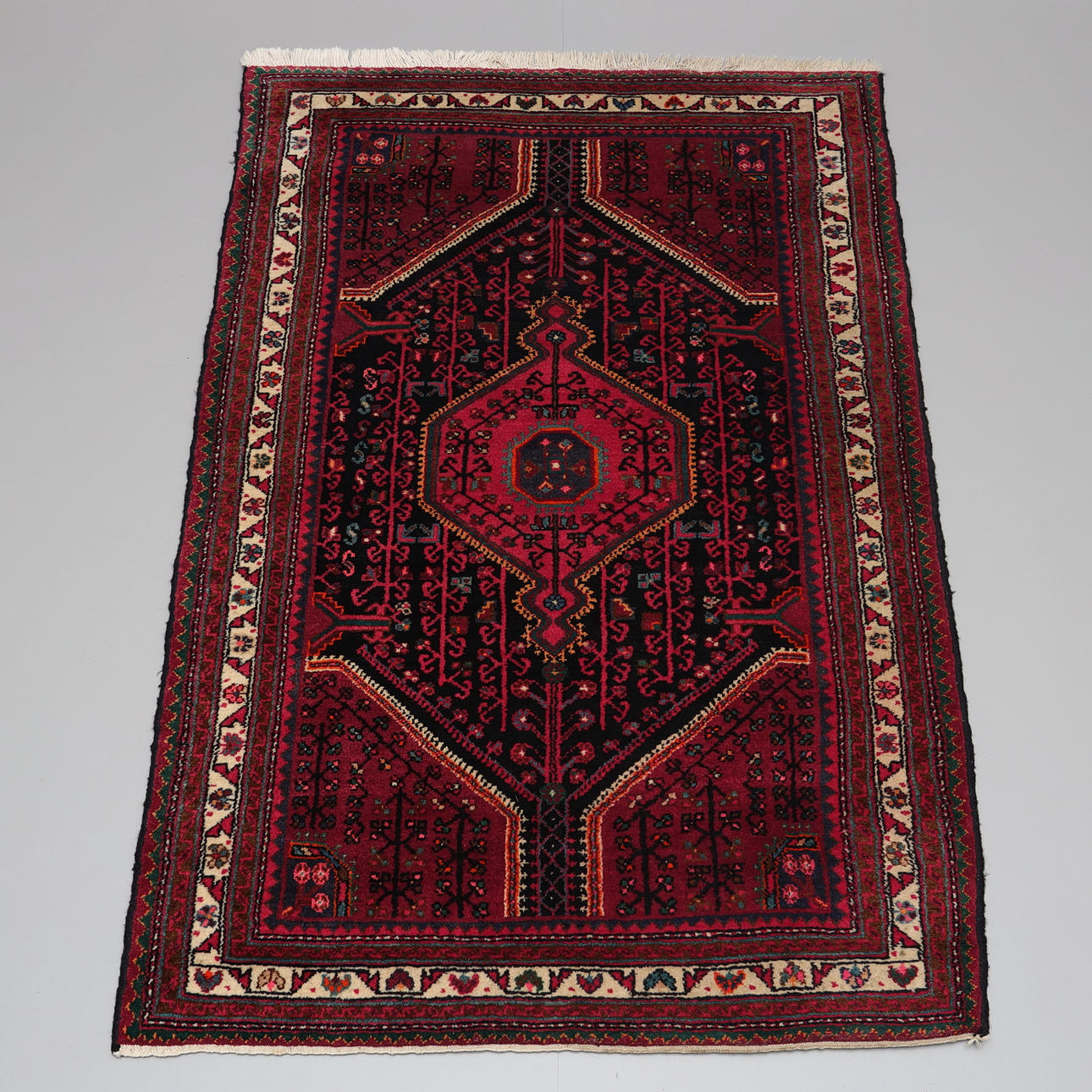 Ein Teppich, handgeknüpft, Wolle, persisch.