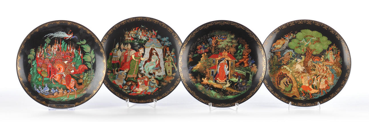 4 ZIERTELLER. Ryska sagor. Polykrom dekor avslutad med guld.
