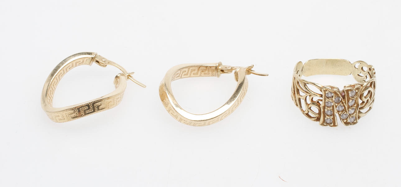RING MED STENAR samt 1 PAR ÖRHÄNGEN, 14k guld, vikt ca 6 gr.