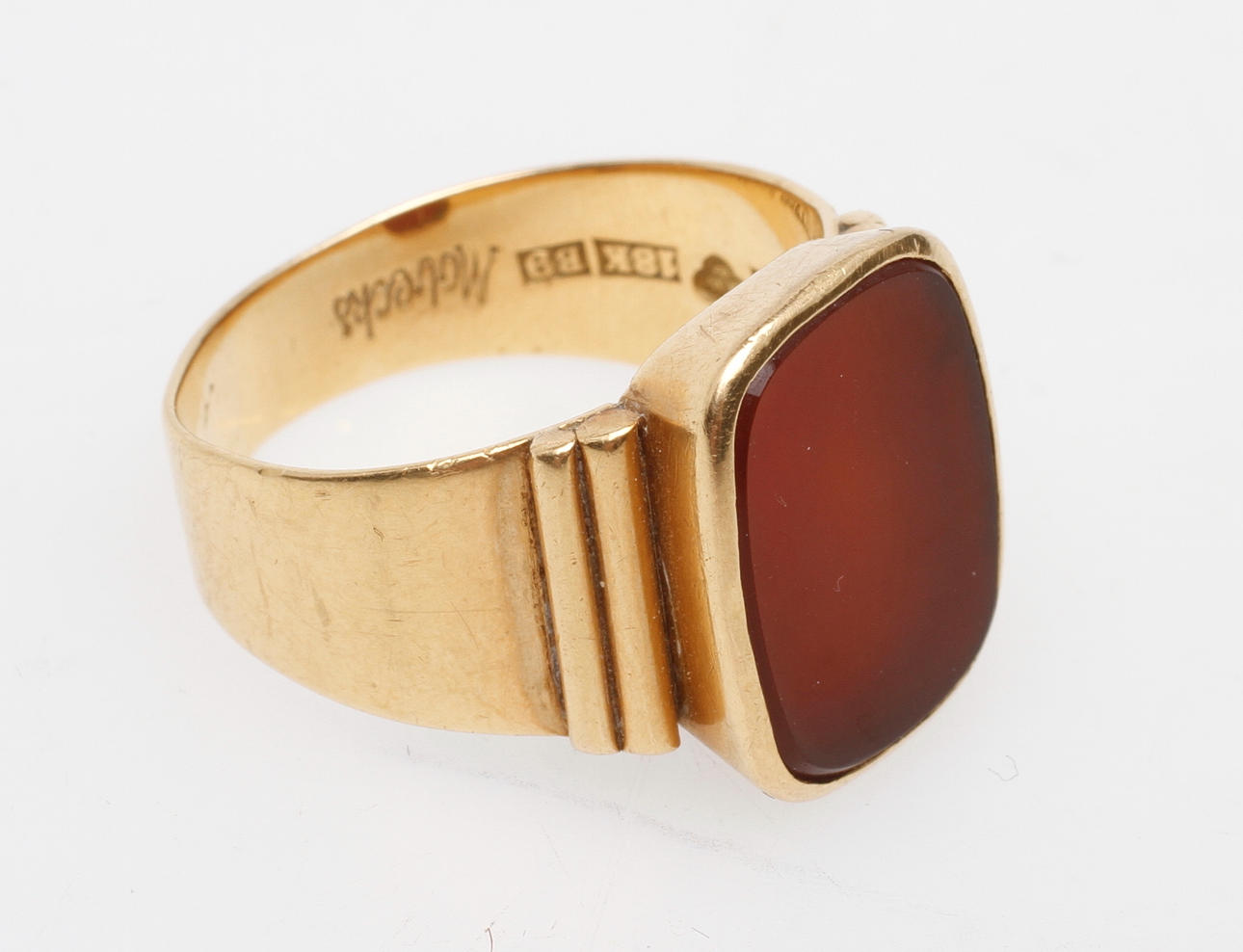 KLACKRING MED RÖD STEN, 18k guld, vikt ca 7,7 gr.