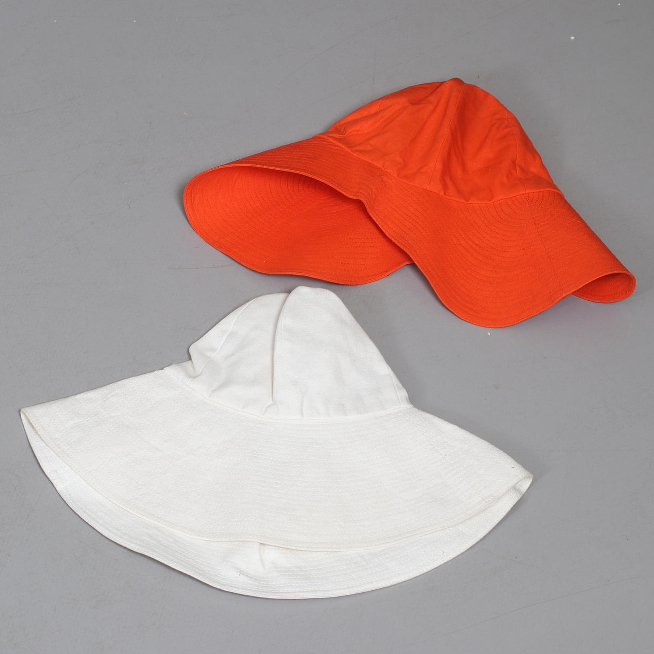 HATTAR, 2 st, Marimekko, Finland. 1900-tal.