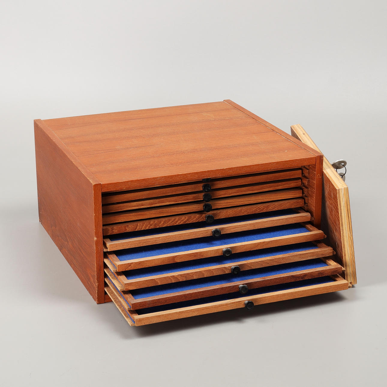 MYNTSKÅP, teak, 1900-talets mitt.