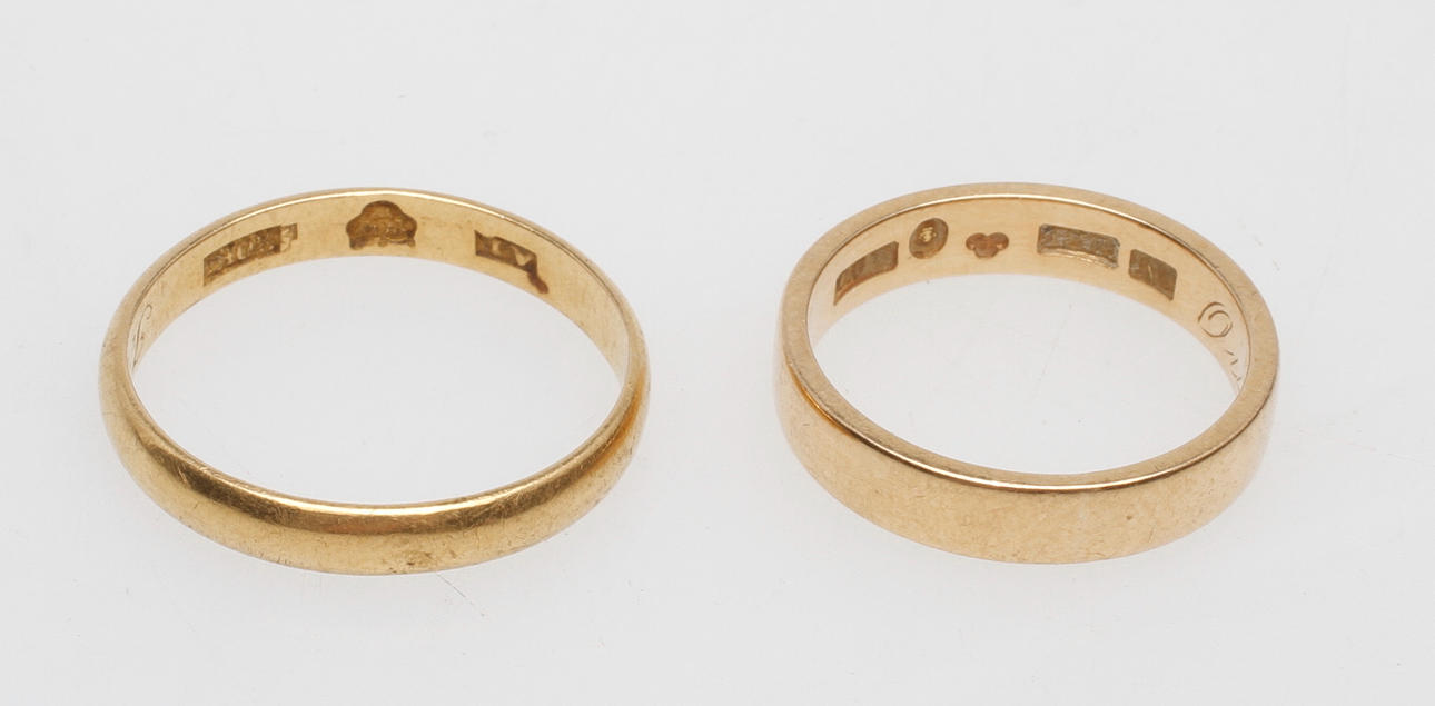 RINGAR, 2 st, 18-20k guld, total vikt ca 6,7 gr.