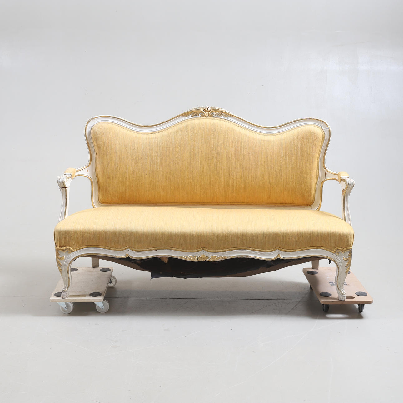 Ein Rokoko-Sofa aus dem 20. Jahrhundert.