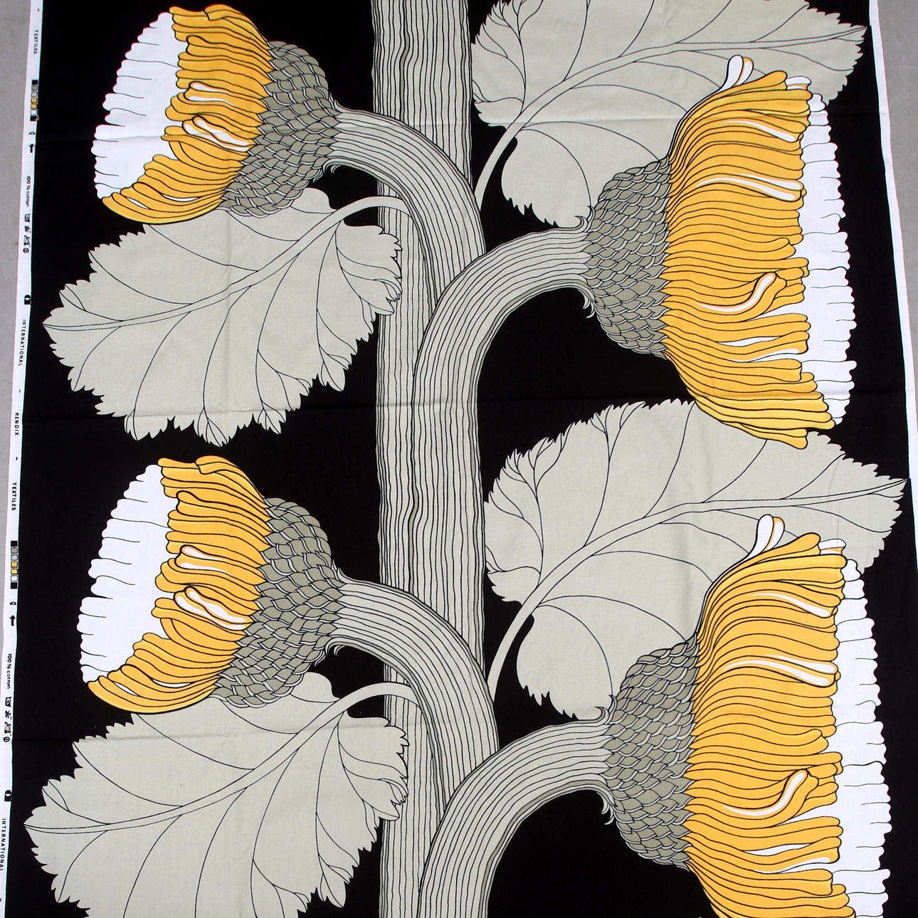 TELA, Kendix International, Textiles. Aprox. 340 x 122 cm.