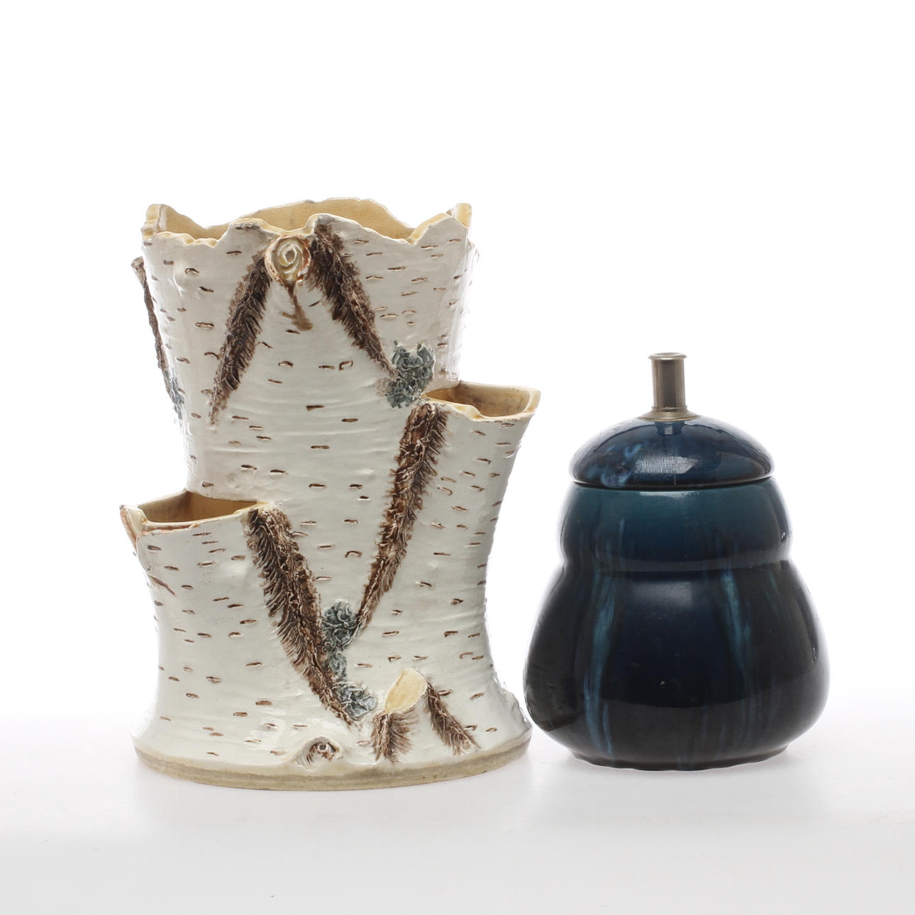 YTTERFODER samt CIGARRSNOPPARE, 2 delar, porslin, omkring 1900.