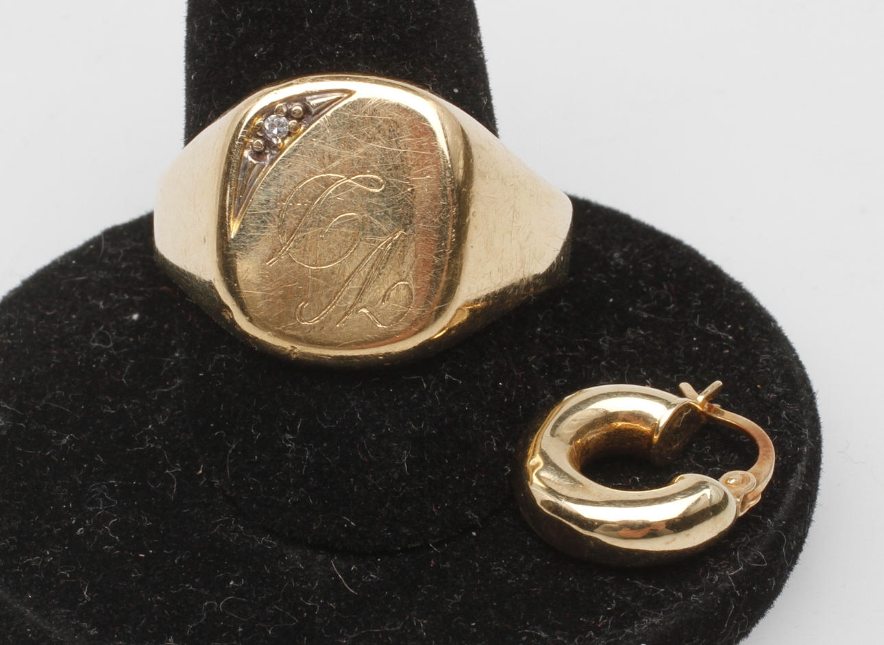 KLACKRING samt ETT ÖRHÄNGE, 14-18k guld, total vikt ca 6,4 gr.