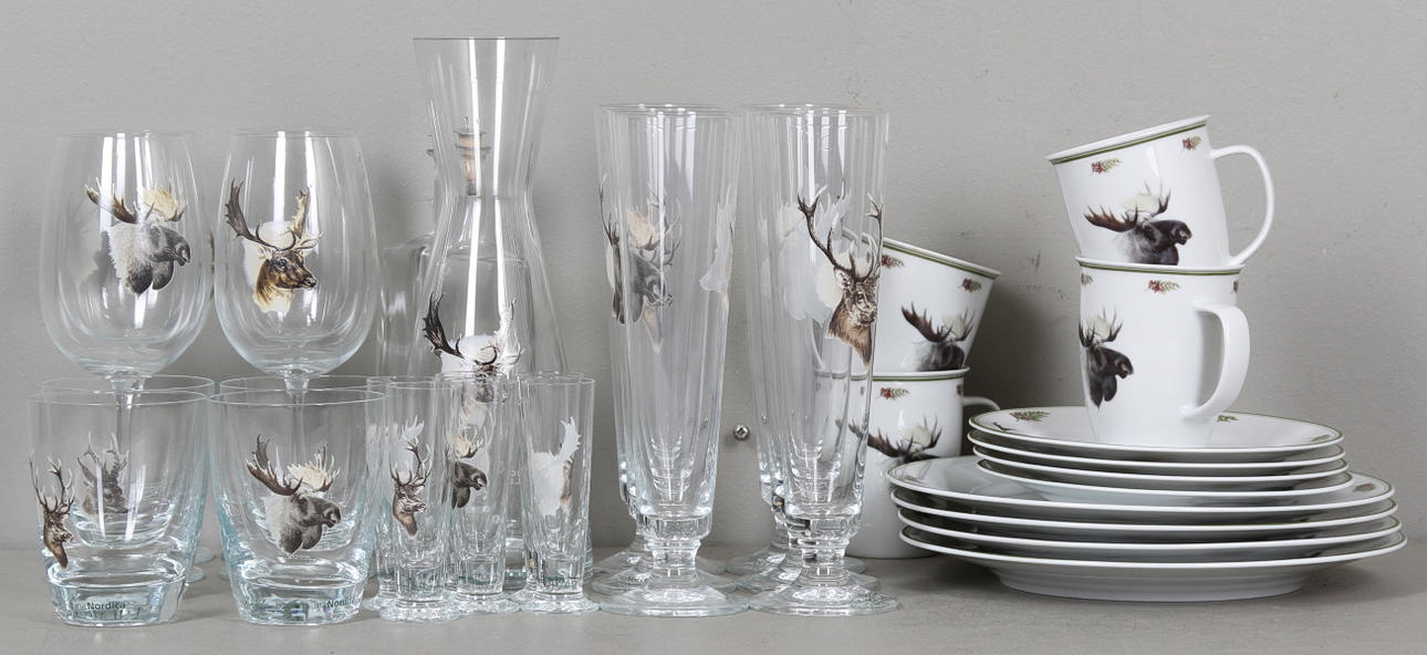 SERVISDELAR, 34 delar, glas och keramik, "FaunaNordica" Rolf Karlsson för Royal Bellevue.