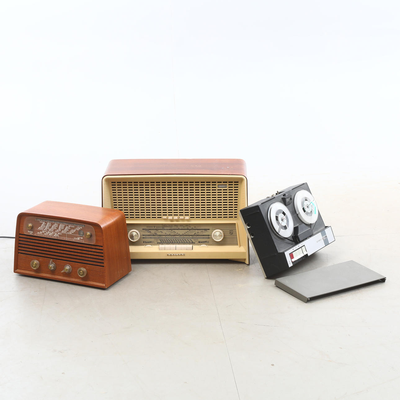 RADIOS UND KASSETTENREKORDER. Philips und Radiola.