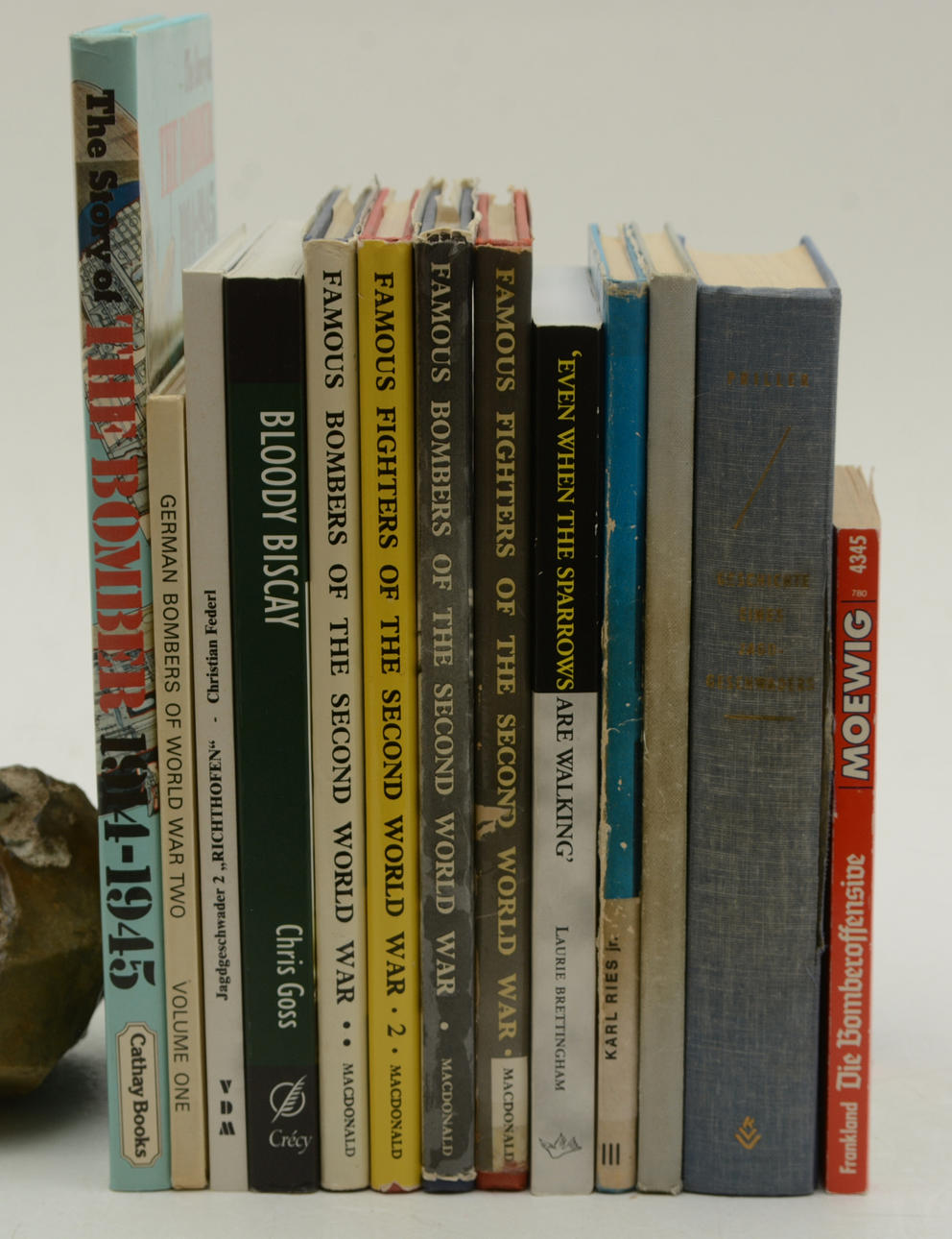 Böcker om historia om bombflygplan. 13 volymer.