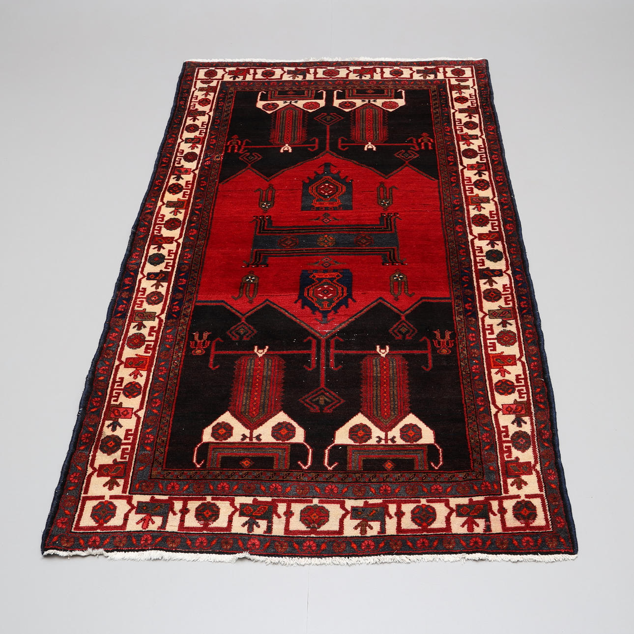 Ein handgeknüpfter persischer „Kolyai“ -Teppich.