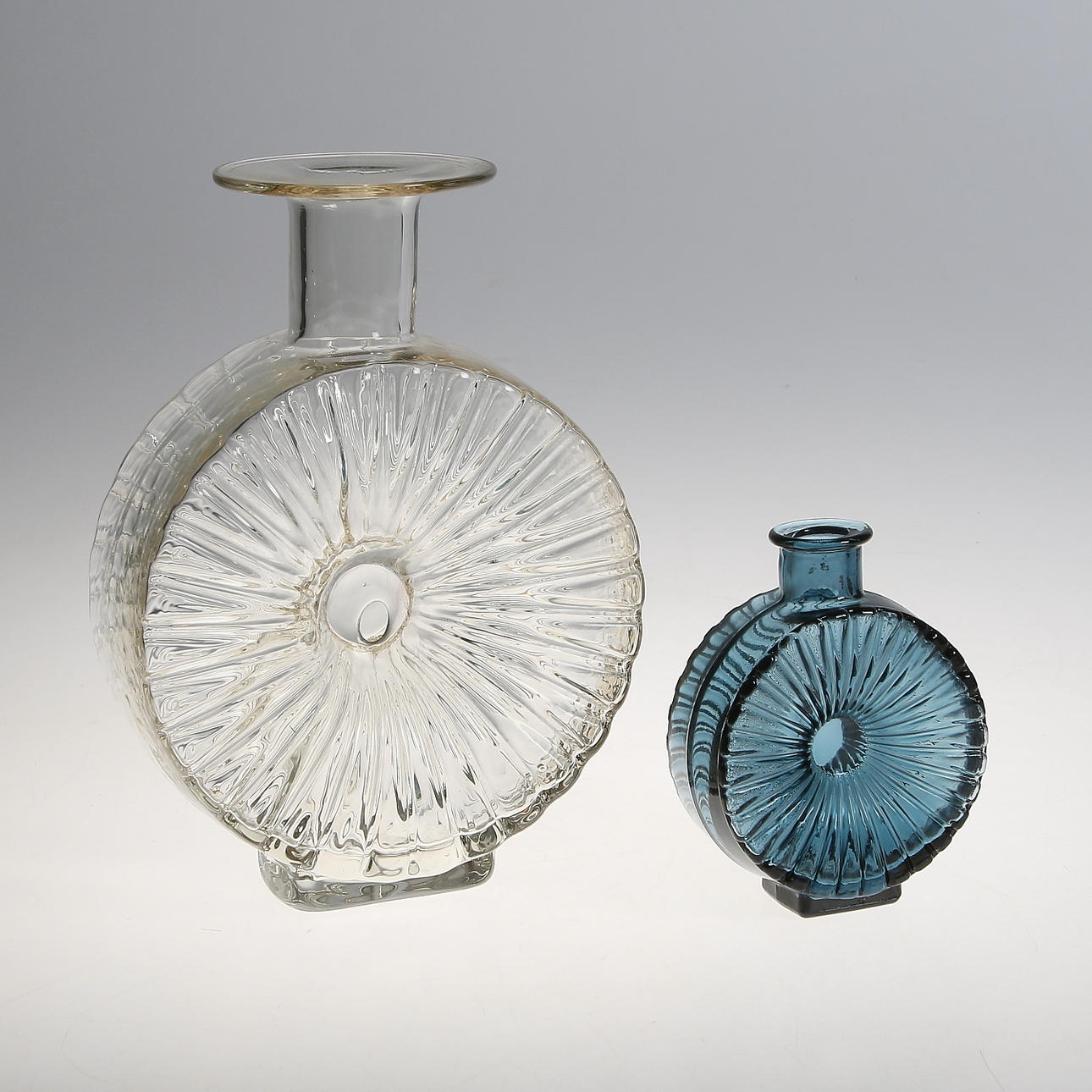 HELENA TYNELL. Flaskor, 2 st, glas, "Solflaskan / Aurinkopullo", Riihimäen Lasi, Finland. 1900-tal.